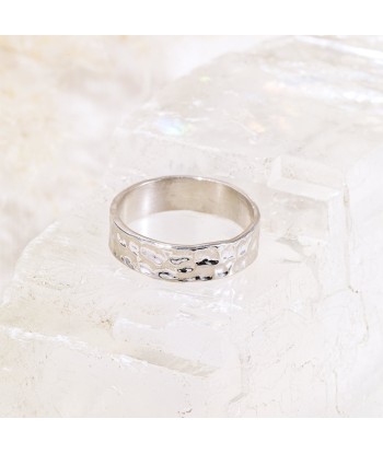 Bague large martelée en argent en linge