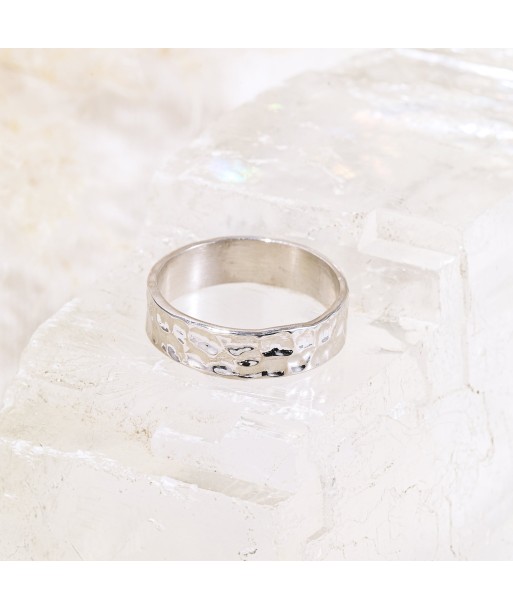 Bague large martelée en argent en linge