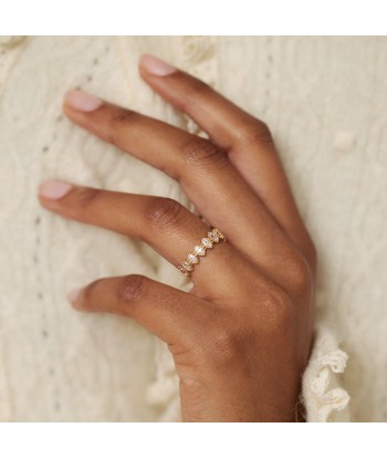 Bague bordée d'oxyde de zirconium blanc en plaqué or Dans la société mordern