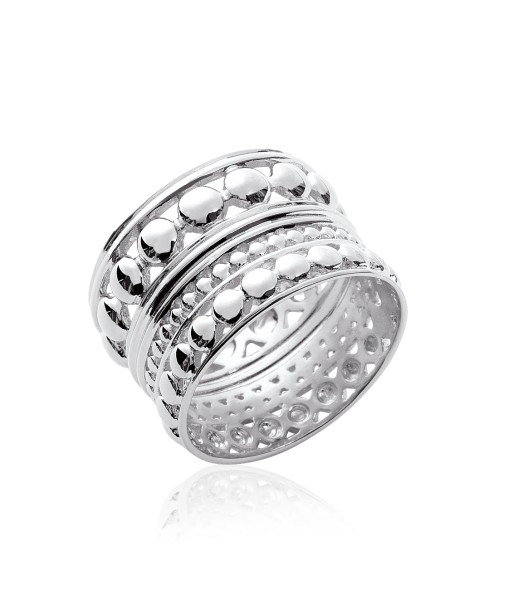 Bague Chanel en argent est présent 